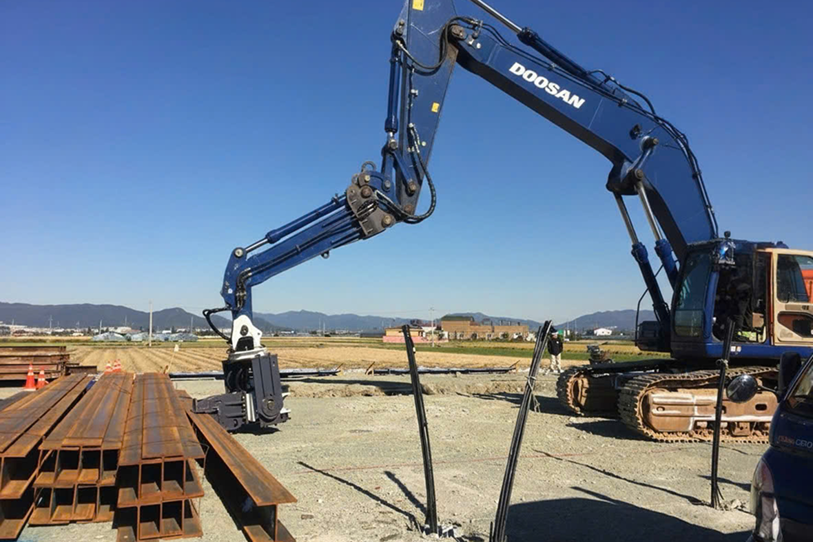 heavy-excavator-digging-day-light 5