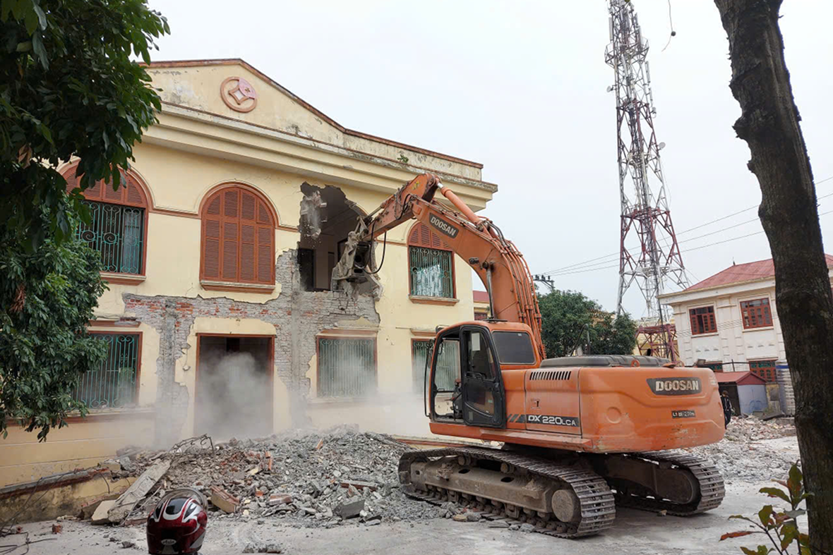 heavy-excavator-digging-day-light 5